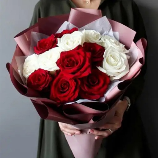 Фото Яркий букет из красных и белых роз от флориста