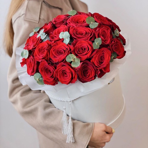 Красные розы с эвкалиптом в шляпной коробке "Red lady"