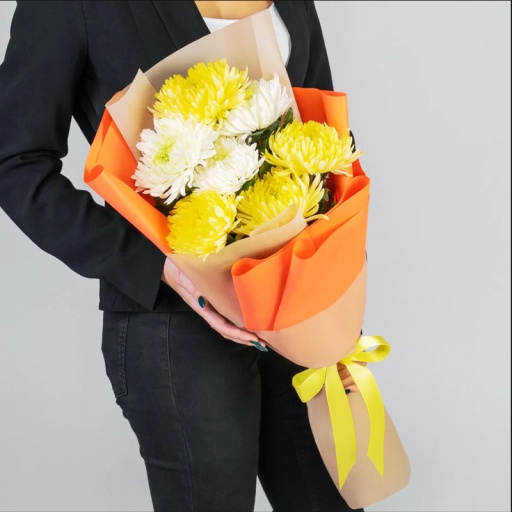 Милый букет из белых и желтых хризантем