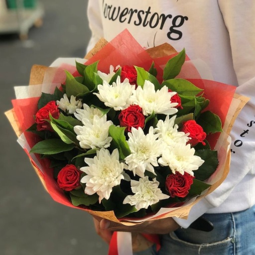 Фото Букет с хризантемами и розами Стрела Купидона