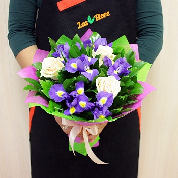 Фото Ирисы с розами "Эммануэль"