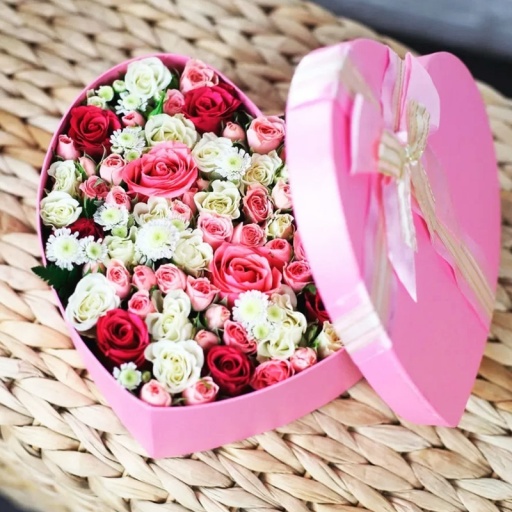 Нежная коробочка в форме сердца с кустовыми и классическими розами