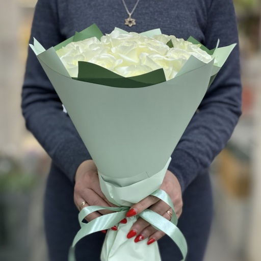 Нежный букет белых роз "Вега"