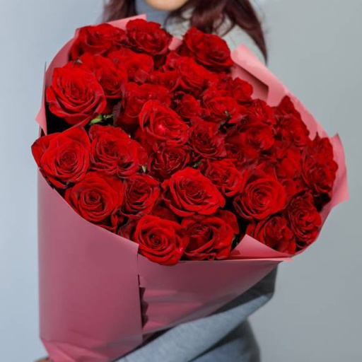 Фото Букет в красной бумаге из 39 красных роз