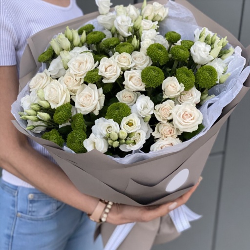 Хризантемы с кустовыми розами и эустомой "Солидный презент"