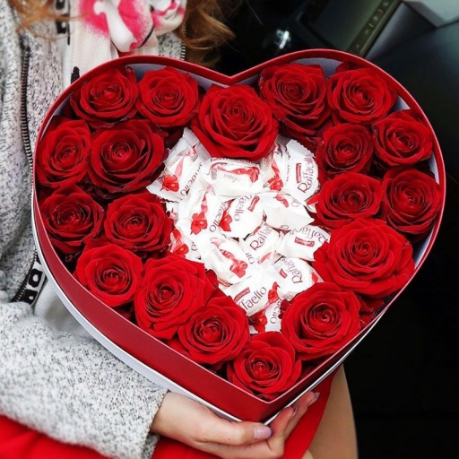 Коробочка с розами и Raffaello "Ближе всех..."