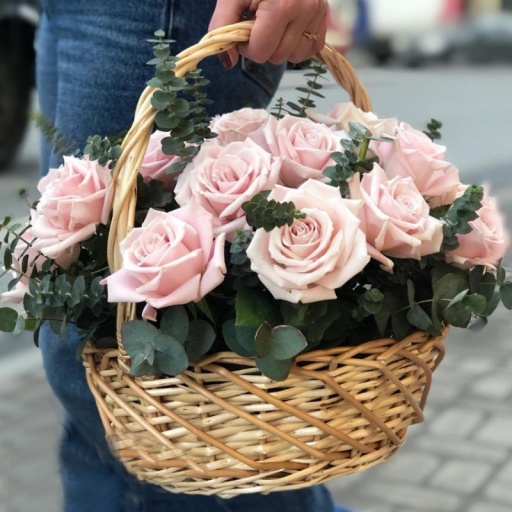 Милая корзинка с 15 кремовыми розами
