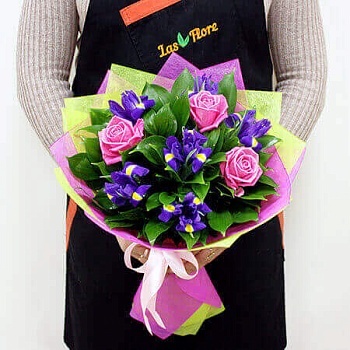 Ирисы с розами "Астранция"