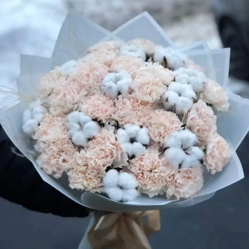 Букет из гвоздик и хлопка "Такая нежность"