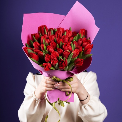 Фото Огромный шикарный букет из 61 красного тюльпана