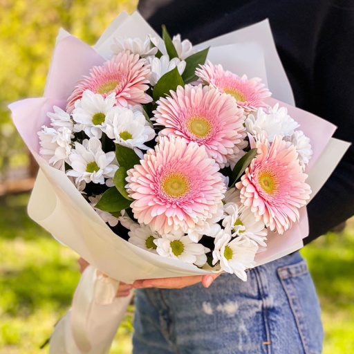 Фото Милый букет с хризантемами и герберами "Солнечный зайчик"