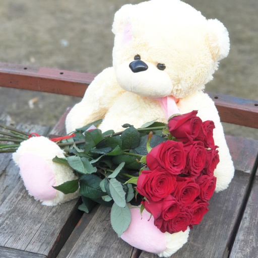 Букет из 11 красных роз 60см и мишкой