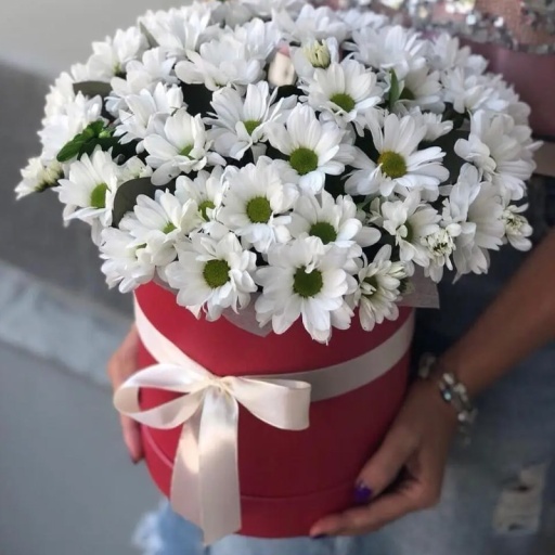 Фото Яркая коробочка с хризантемами