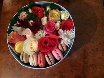 Фото Коробочка с макаронс и цветами №147