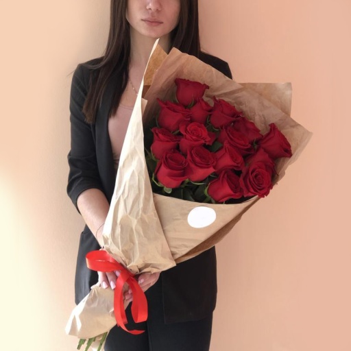 Фото Букет из 15 высоких роз в крафте