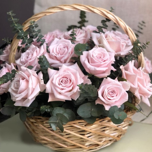 Милая корзинка с 15 кремовыми розами