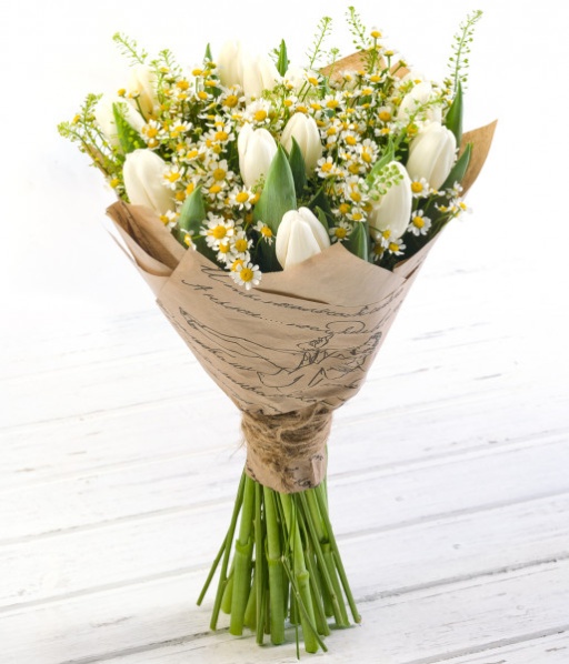 Фото Композиция из тюльпанов и ромашек "Начало весны"