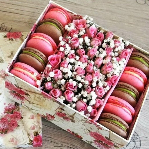 Фото Коробочка c кустовыми розами, гипсофилой и макаронс