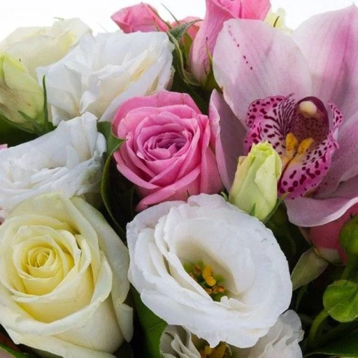 Фото Букет из белых роз и эустомы "Сладкие мечты"