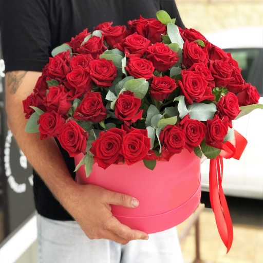 Фото Шикарные красные розы в коробке-цилиндре