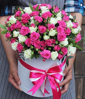 Яркие белые и розовые кустовые розы в коробочке