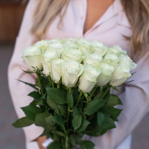 Фото Классические розы в букете "Свежий снег"