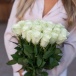 Фото Классические розы в букете "Свежий снег"