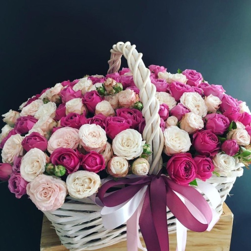 Шикарная корзина с 51 пионовидной розой