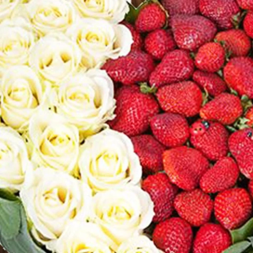 Фото Сердце из белой розы с клубникой