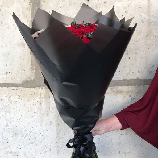 Букет из красных роз в стильном оформлении