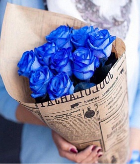 Яркий букет из синих роз на международный женский день