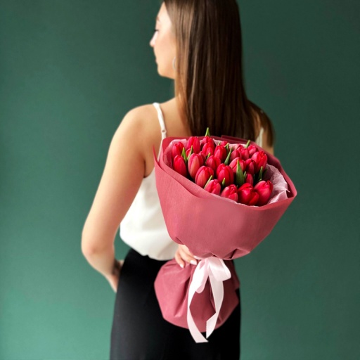 Милый букет из 25 тюльпанов в красивом оформлении