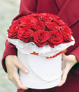 Фото Красные розы в классической коробочке