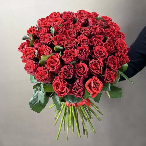 Большой букет алых роз