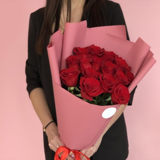 Фото Букет из 15 красных роз на 8 марта