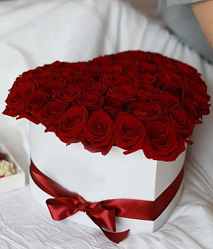 Фото Необычная композиция из роз в форме сердца "Нежные объятия"