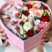 Фото Коробочка для любимых с розами и Raffaello в форме сердца