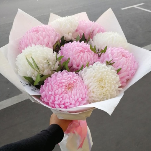 Нежный букет из хризантем в оформлении