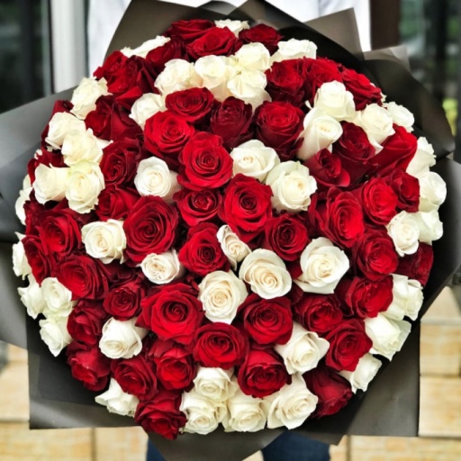 Фото 101 Красно-белая роза в стильной черной упаковке