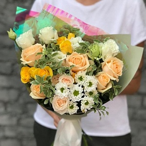 Букет с хризантемами и розами "Медовый цвет"