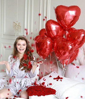 Набор из коробочки в форме сердца с красными розами и шаров-сердец