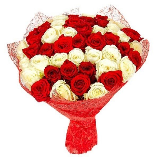 Необычный букет красных и белых роз "Венеция"