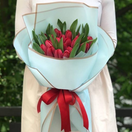 Фото Яркий букет из 25 красных тюльпанов