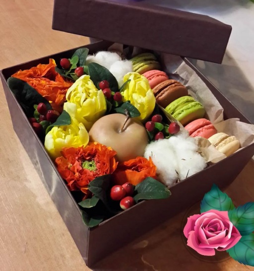Цветы с хлопком и сладостями в коробке №115