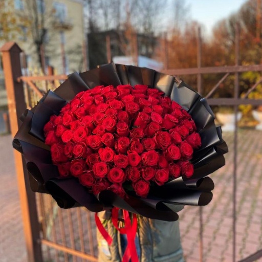 Большой красный букет "Жар пламени" из голландских роз