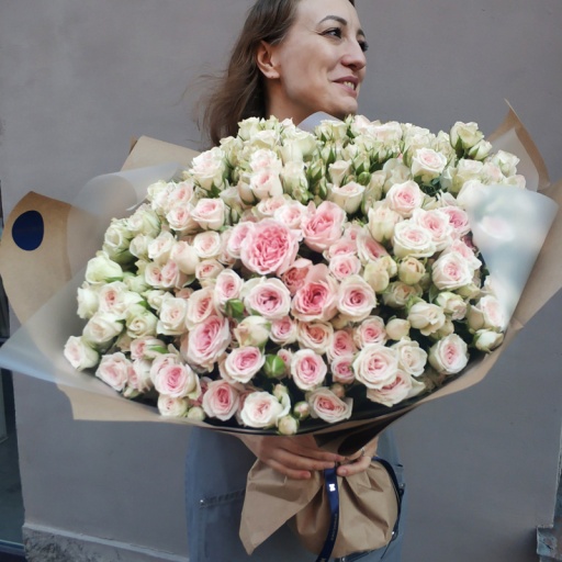 Букет в бело-розовых тонах из 41 кустовой розы