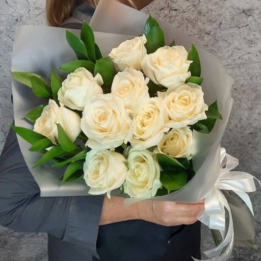 Фото Розы в букете "Белый бриз"