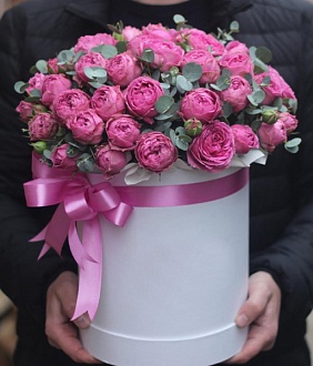 Шляпная коробка с пионовидными розами "Нежный сезон"