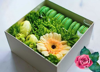 Фото Коробочка с цветами и макаронс №137