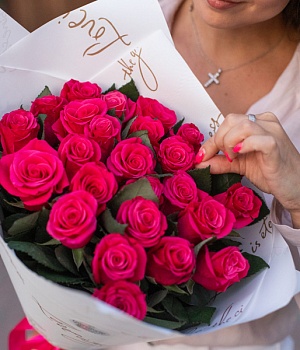 Фото Большой букет из 25 роз "Малиновые облака"